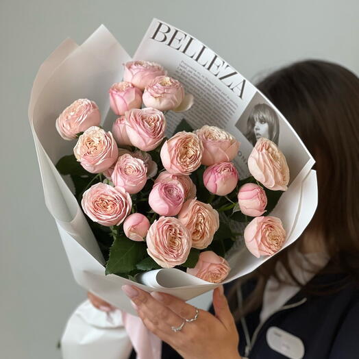 Monobucket of peony-shaped bush roses Tendresse