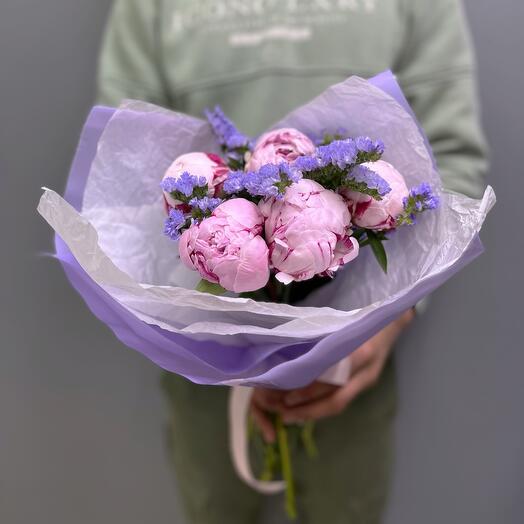 Пионы со статицей