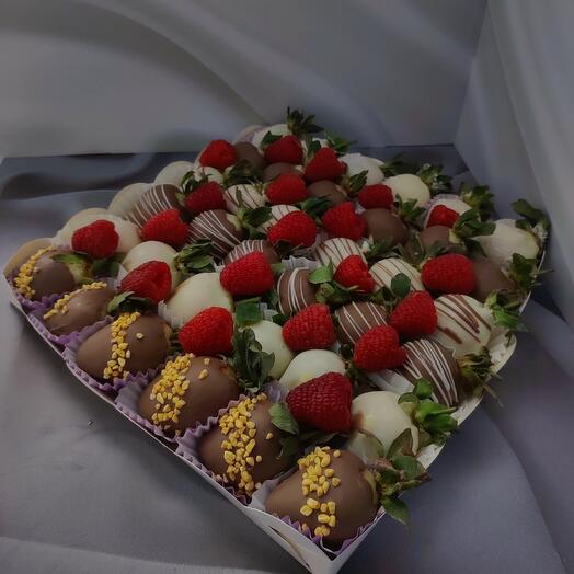 Клубника в шоколаде, 36 штук с малиной