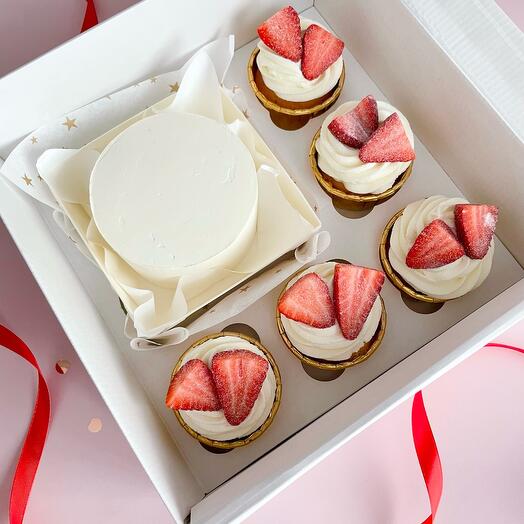 Your Inscription bento set and 5 strawberry cupcakes