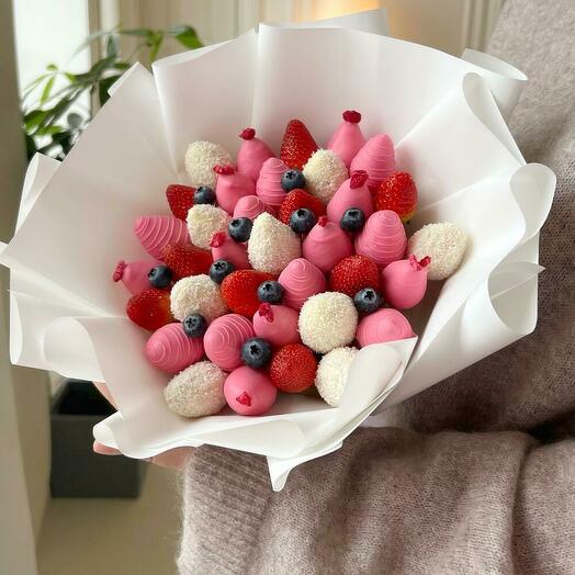 Букет из клубники в шоколаде с добавлением голубики