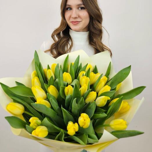 Солнечный букет из желтых тюльпанов