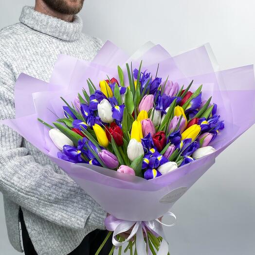 Яркий букет из тюльпанов микс с синими ирисами (размер XXL)