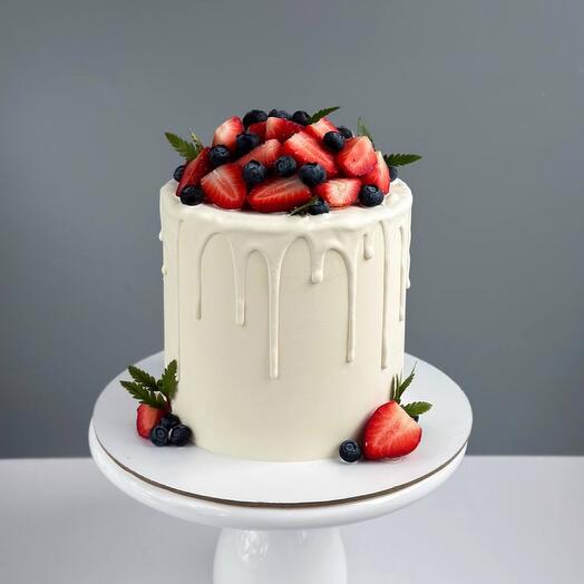 2kg cake with berries