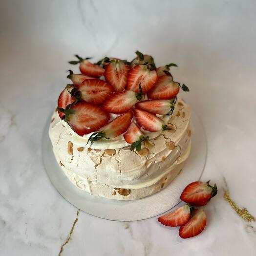 Меренговый торт с клубникой