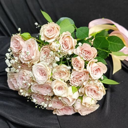 Bouquet of 9 bush roses and gypsophila