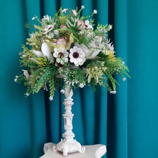 Композиция из декоративных цветов