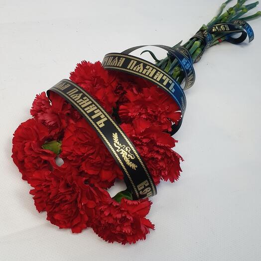 10 гвоздик с лентой