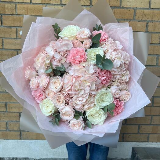 Ramo con rosas peonías, hortensias y Dianthus