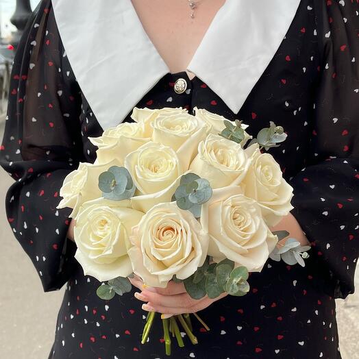 Ramo de novia de rosas de peonía blanca y eucalipto