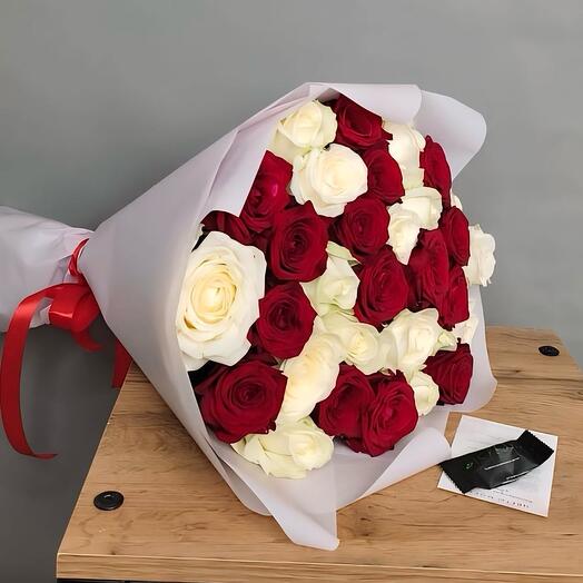 Ramo de 31 rosas blancas y rojas de 60 cm