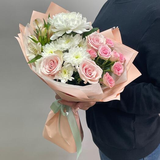 Delicado ramo de rosas, crisantemos y alstroemeria