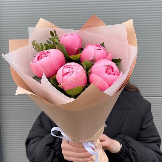 Букет из 5 нежно-розовых пионов