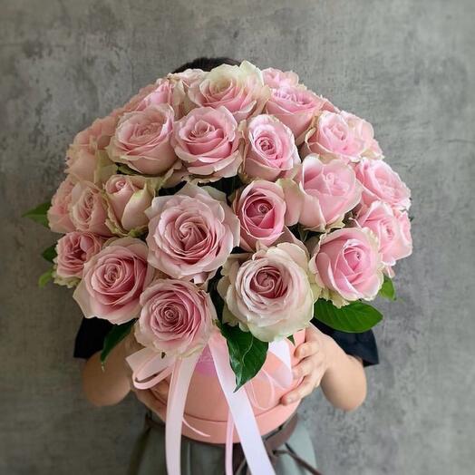 Bouquet of pink roses in hat box