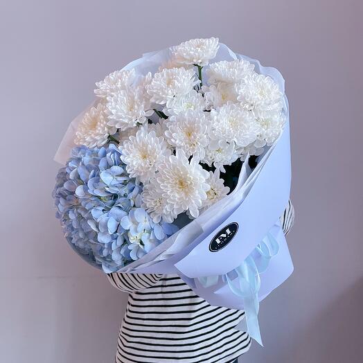 Букет из гортензии и хриза