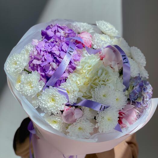 Букет из гортензии, хризантемы и пион