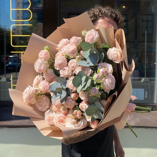 Bouquet of 9 bushy peony-shaped roses with eucalyptus