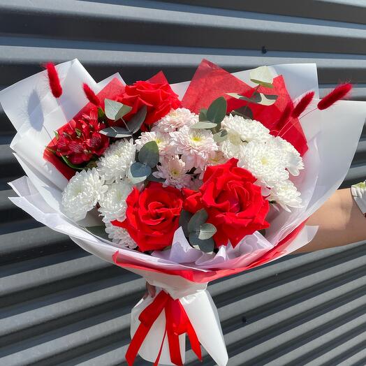 Это любовь ♥️ Алые розы, альстромерия, хризантема, эквалипт