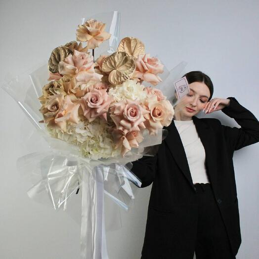 Пудровый букет с гортензиями, антуриумом и сортовыми розами