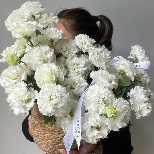 Композиция из белых лизиантусов