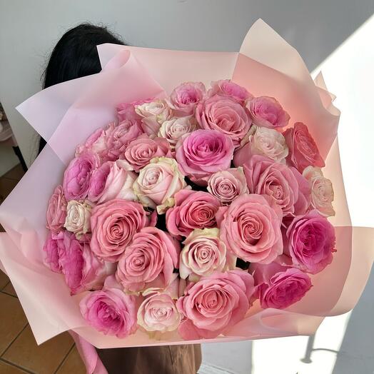 Микс из 33 голландских розовых роз