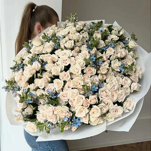 Розы кустовые бежевые