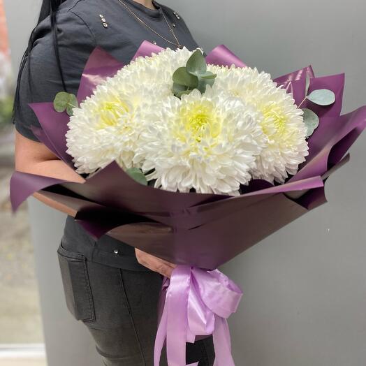 Bouquet of single-headed chrysanthemums