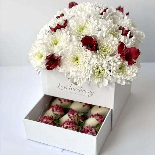 Цветы в шкатулке с клубникой в шоколаде