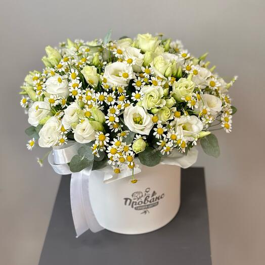 Композиция в шляпной коробке с эустомой , эвкалиптом и кустовой ромашкой