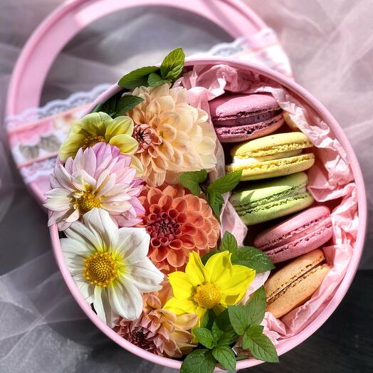 Георгины и макарунсы в коробке