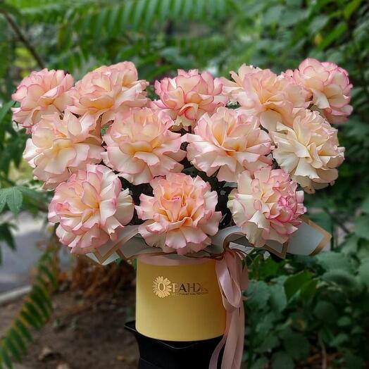 Букет из 13 французских роз в коробке от Цветочного магазина Оранж Алматы