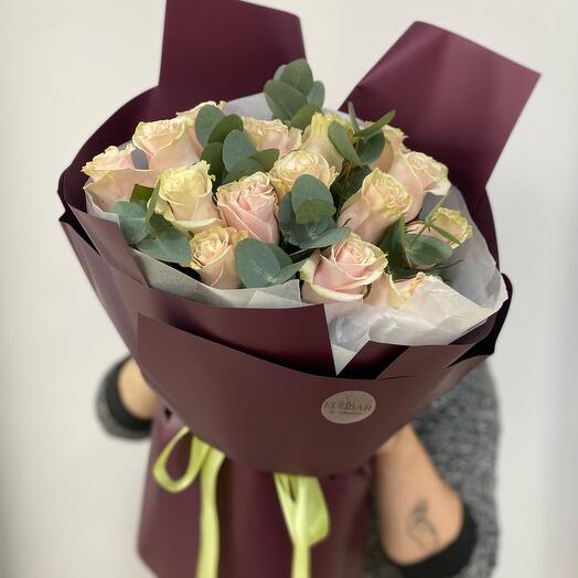 Букет из 15 роз с эвкалиптом