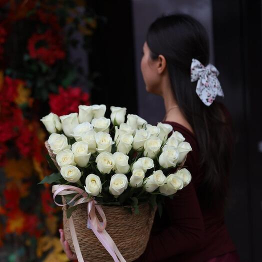 Корзина с белыми розами