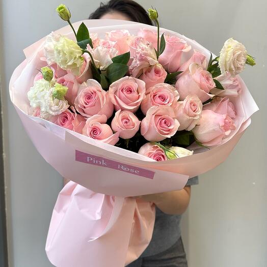 25 нежных роз с эустомой