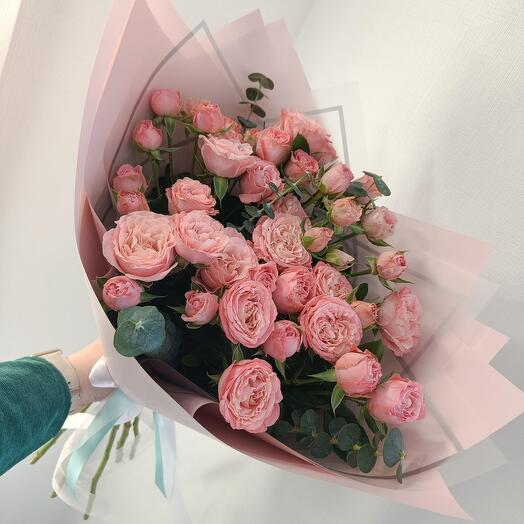 Rosas peonías de Madame Bombastic con eucalipto