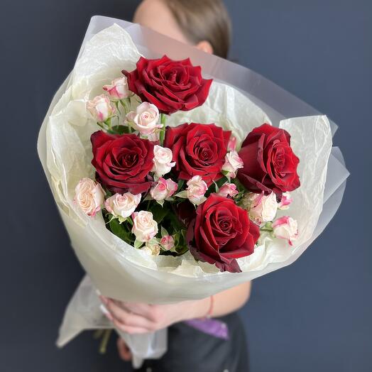 Букет красные розы в сочетании с кустовыми (50246)