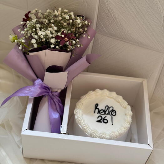 Minicake with beautiful mini bouquet