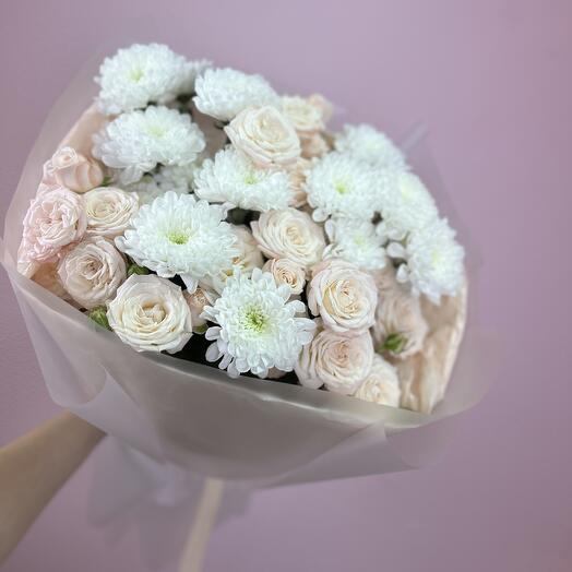 Большой букет из кустовых пионовидных роз и хризантем