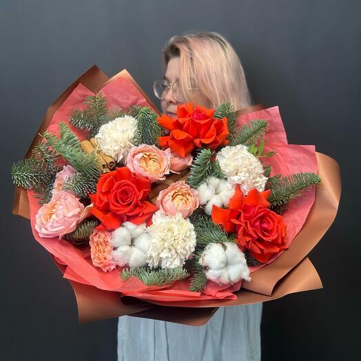 Зимний букет с алыми французскими розами и корицей
