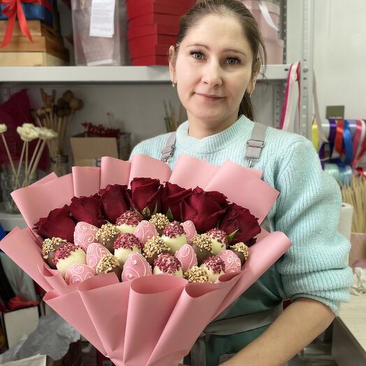 Букет из клубники в шоколаде с розами
