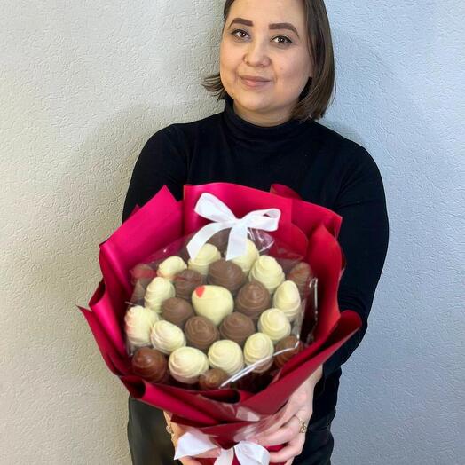 Клубника в шоколаде в букете Бикини