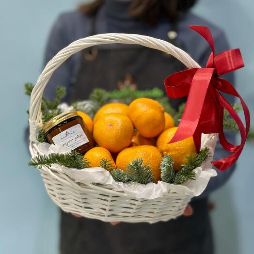 Корзинка с нобилисом, мандаринами и свечой ручной работы