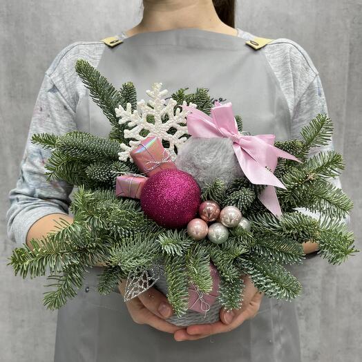 Композиция из хвои в горшочке «розовые мечты»