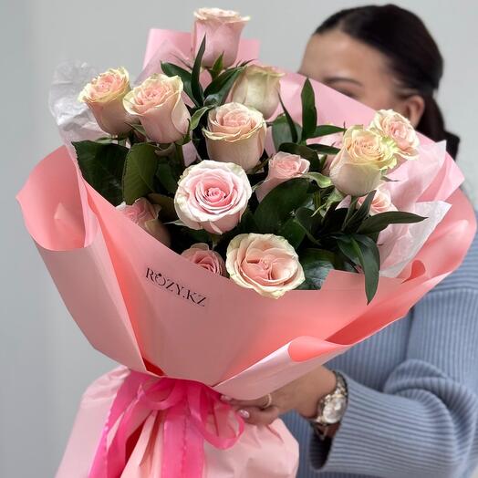Букет лодочка из 15 нежных роз