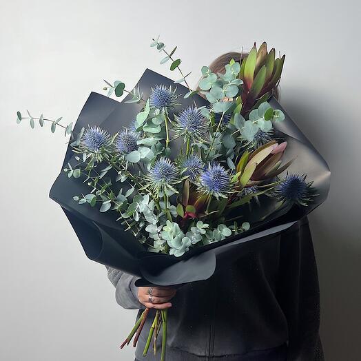 Мужской авторский стильный букет из эрингиума, леукадендрона и эвкалипта