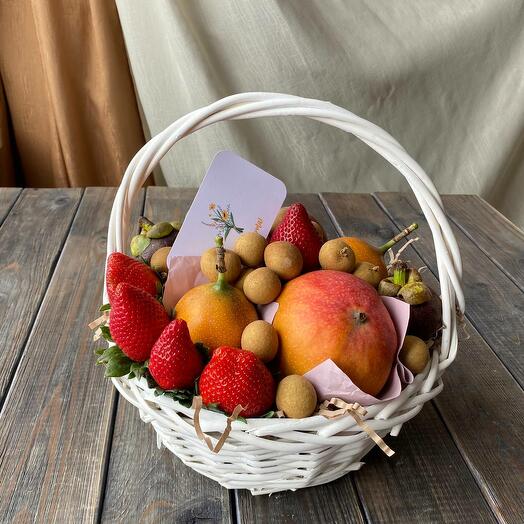 Корзина с манго, гранадиллой и мангостинами
