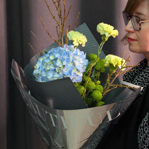 Букет с гортензией и веточками