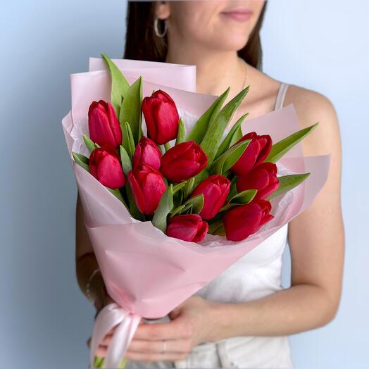 Красные тюльпаны яркий букет