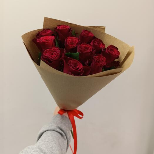 11 красных роз в крафте