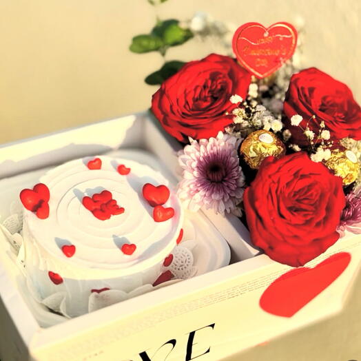 Mini cake with freshflower for valentine special